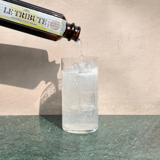 Le Tribute Olive lemonade being poured